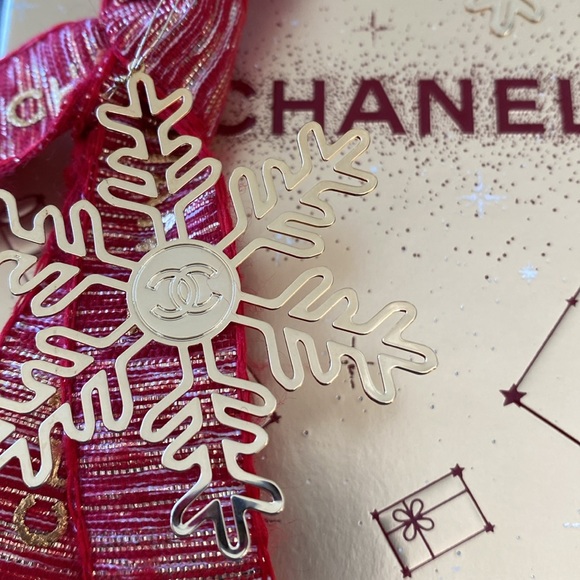 Chanel Holiday Snowflake Gold Metal Ornament Set - Picture 6 of 9
